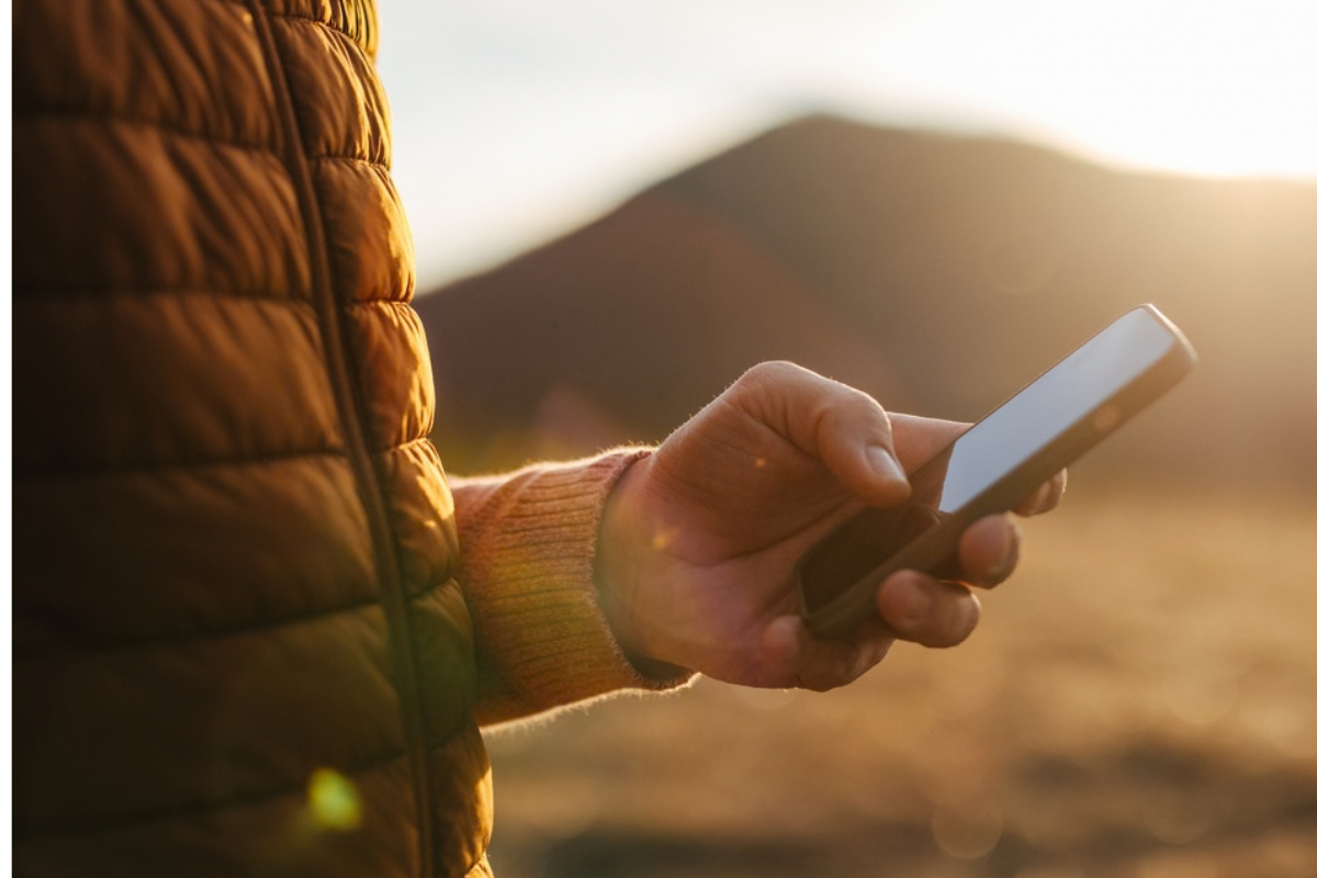 a hand holds a mobile phone